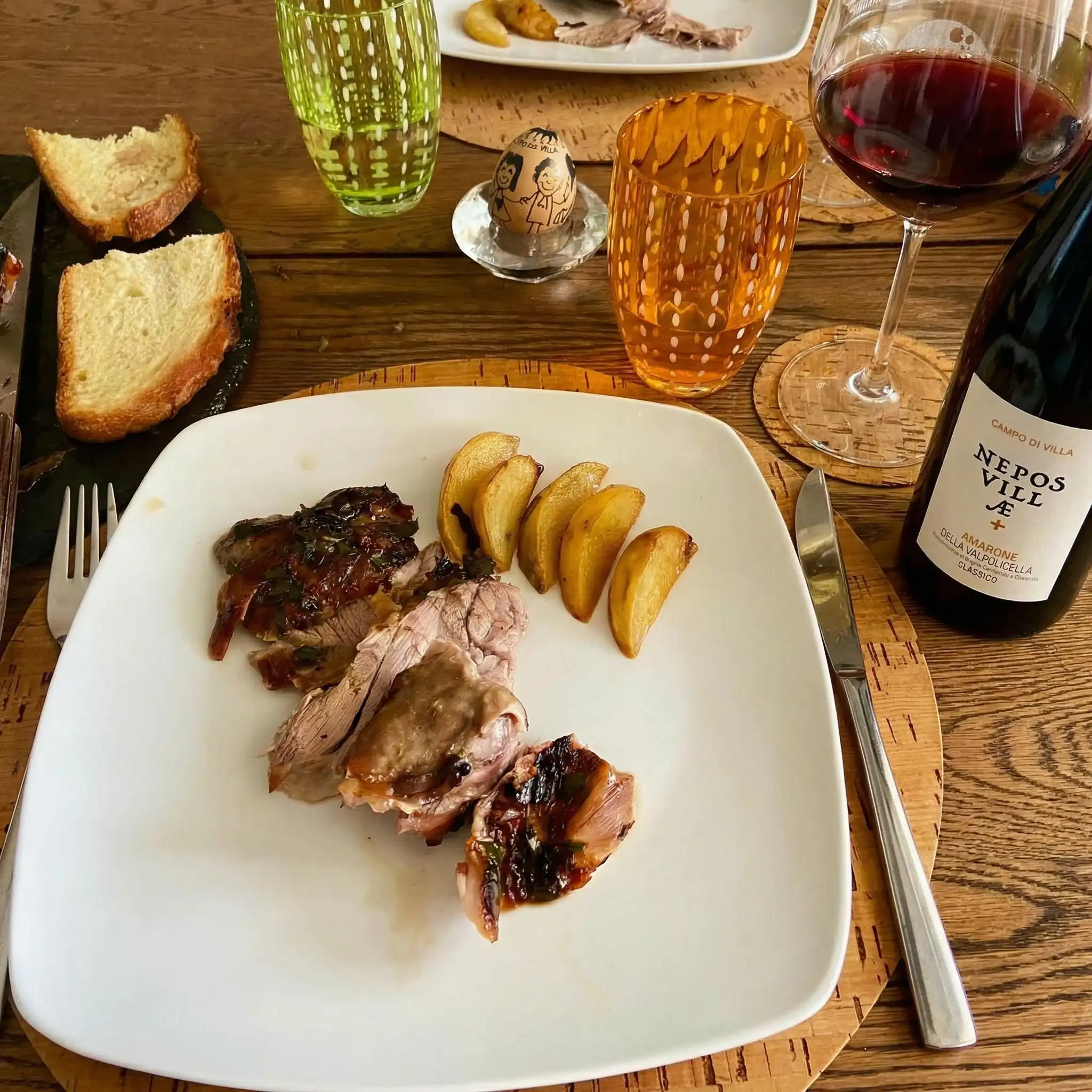 Roast lamb with potatoes: recipe + wine
